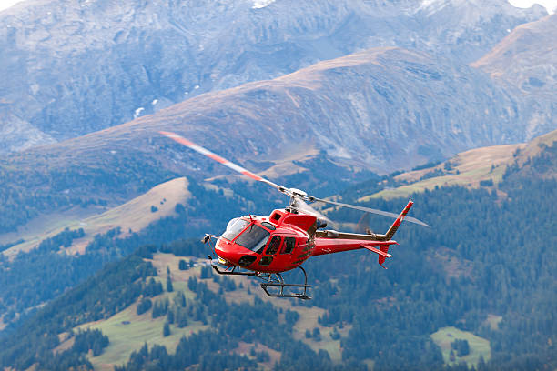 red resgate de voo de helicóptero em valley - lenk im simmental - fotografias e filmes do acervo