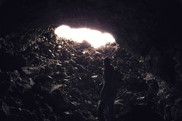 fotograf w duże malowane jaskinia przy lava beds national monument - lava beds national monument zdjęcia i obrazy z banku zdjęć