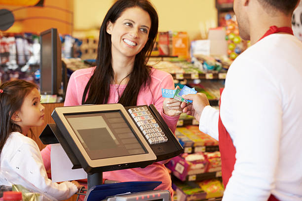 família mãe pagar compras com cartão de crédito no check-out. - bill looking cheerful latin american and hispanic ethnicity - fotografias e filmes do acervo