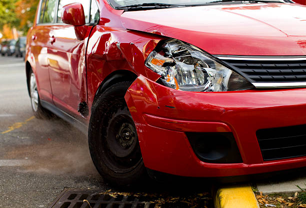 accidente de coche - damaged car fotografías e imágenes de stock