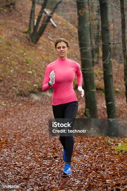 Piękne Kobiety Na Jogging W Lesie Ścieżka - zdjęcia stockowe i więcej obrazów 20-24 lata - 20-24 lata, Aktywny tryb życia, Bieg długodystansowy