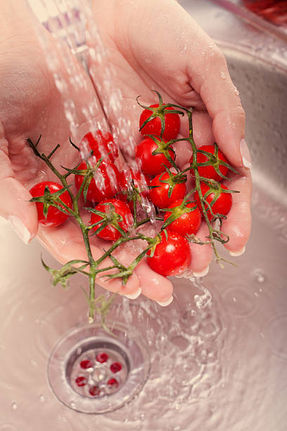 waschen frischem gemüse - handful motion blurred motion wet stock-fotos und bilder