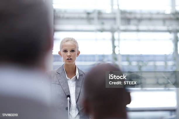 Entregar O Seu Business Conceito Com Confiança - Fotografias de stock e mais imagens de Adulto - Adulto, Afro-americano, Apresentação - Discurso