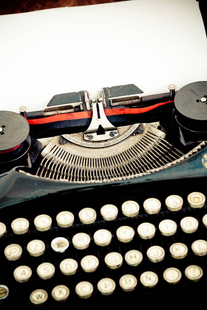 schwarze vintage-schreibmaschine und weißes blatt papier - letter h typewriter key typewriter old stock-fotos und bilder