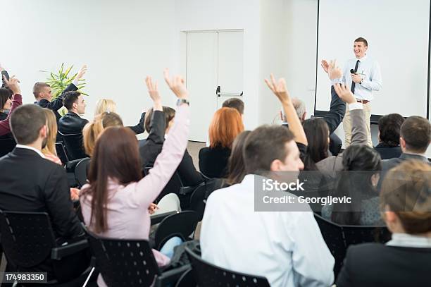 젊은 관리자 질문에 답변해 대형에 대한 스톡 사진 및 기타 이미지 - 대형, 모임, 경영자