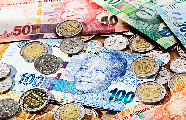 新しい南アフリカ banknotes 、硬貨以上のデスク - ten rand note ストックフォトと画像