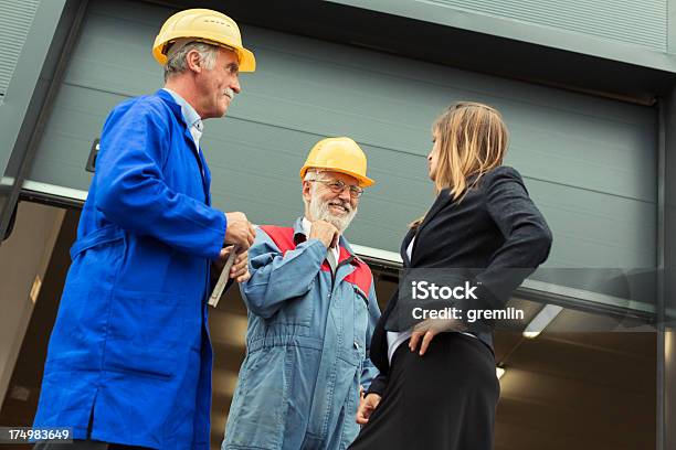 Businessteam In Der Vorderseite Des Warehouse Eingang Stockfoto und mehr Bilder von Gespräch