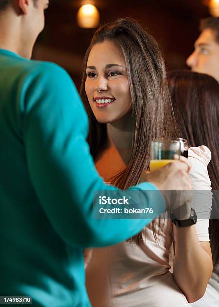 Junge Frau Beim Anstoßen Mit Einem Mann An Der Bar Stockfoto und mehr Bilder von Alkoholisches Getränk - Alkoholisches Getränk, Attraktive Frau, Aufregung