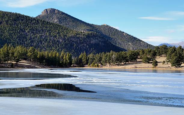 lily lake, rocky mountains, colorado - cold lake frozen estes park photos et images de collection