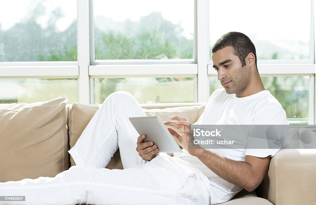 Jovem usando Tablet Digital - Royalty-free 20-29 Anos Foto de stock