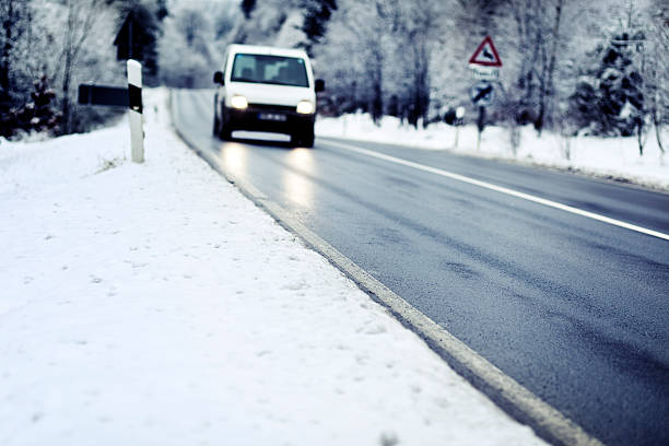 冬の道路の状況、階段車 - car winter road reflector snow ストックフォトと画像