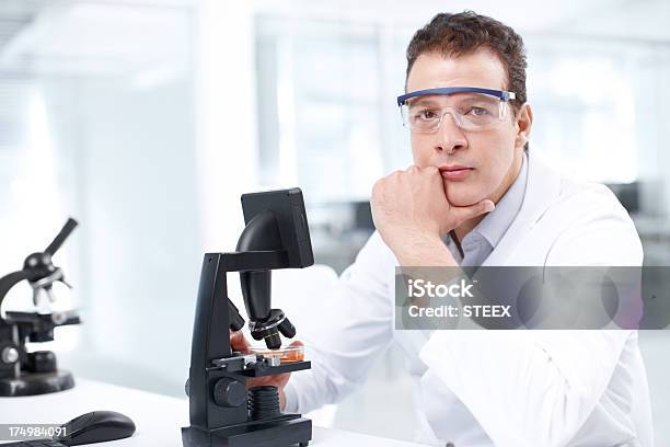 Foto de Sério Sobre Ciência e mais fotos de stock de Acessório ocular - Acessório ocular, Adulto, Alta Magnificação