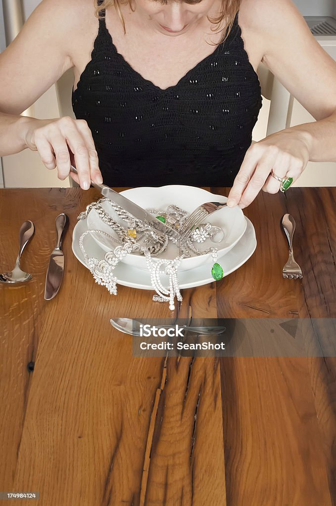 Femme mangeant Jewelleries - Photo de Adulte libre de droits