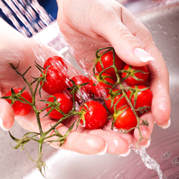 waschen frischem gemüse - handful motion blurred motion wet stock-fotos und bilder