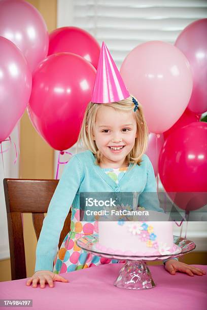 Festa De Aniversário - Fotografias de stock e mais imagens de 6-7 Anos - 6-7 Anos, Aniversário, Bolo - Sobremesa