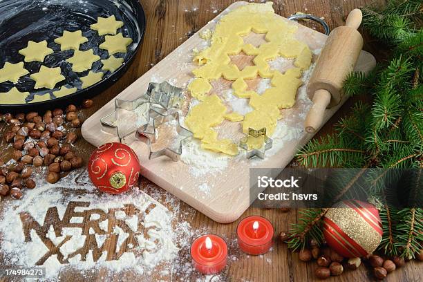 Photo libre de droit de Faire Cuire Les Cookies De Noël banque d'images et plus d'images libres de droit de Aliment - Aliment, Art et Artisanat, Artisanat