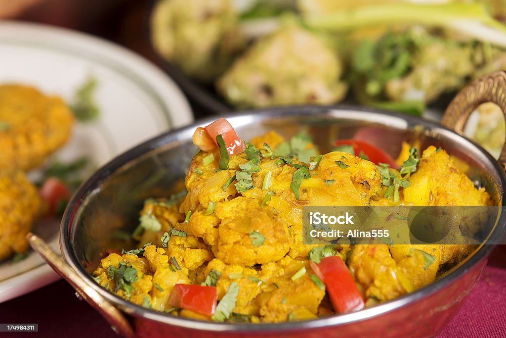 Comida hindú: aloo gobi - Foto de stock de Alimento libre de derechos
