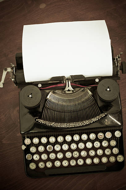 черный винтажный пишущая машинка и белый лист бумаги - letter m typewriter key typewriter alphabet стоковые фото и изображения