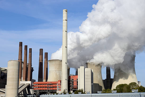 coal brennen kraftwerk mit verschmutzung - niederaußem stock-fotos und bilder