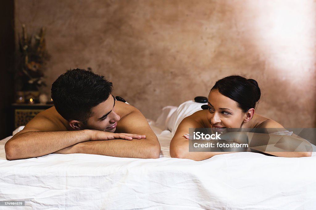 Jeune couple profitant de pierres chaudes de massage - Photo de Masser libre de droits