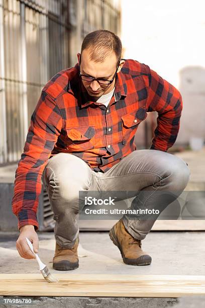 Hombre Aplicar Barnizado De Madera Foto de stock y más banco de imágenes de Abrigo - Abrigo, Adulto, Adulto joven