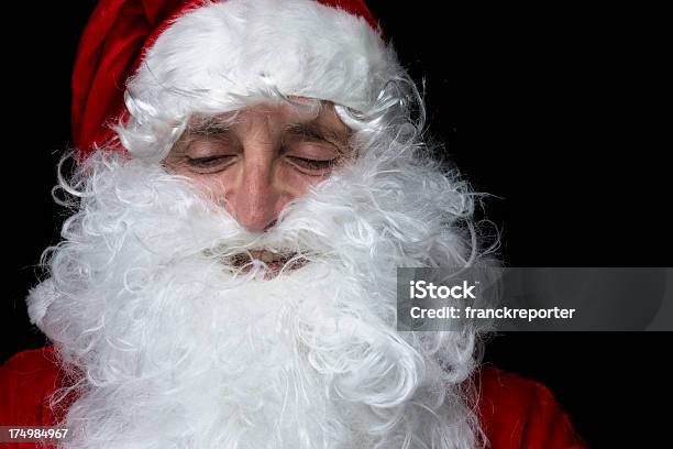 Photo libre de droit de Santa Claus Dormir banque d'images et plus d'images libres de droit de Adulte - Adulte, Art du portrait, Barbe