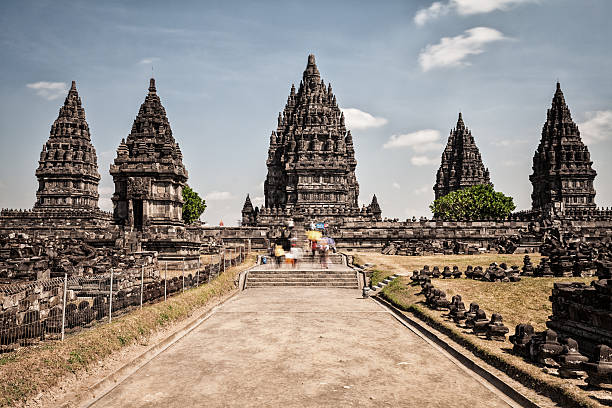 tempio indù di prambanan rovine in est java, indonesia - prambanan temple foto e immagini stock