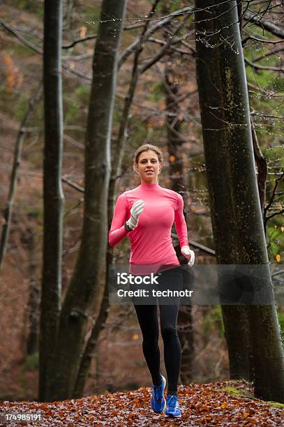 Bella Donna Jogging Nella Foresta - Fotografie stock e altre immagini di Bosco - Bosco, Colore nero, Donne