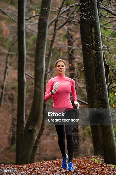 美しい女性のジョギングの森 - 女性のストックフォトや画像を多数ご用意 - 女性, 林, 黒色