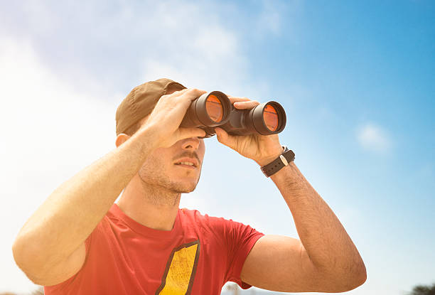 hâte homme avec jumelles - discovery binoculars boy scout searching photos et images de collection