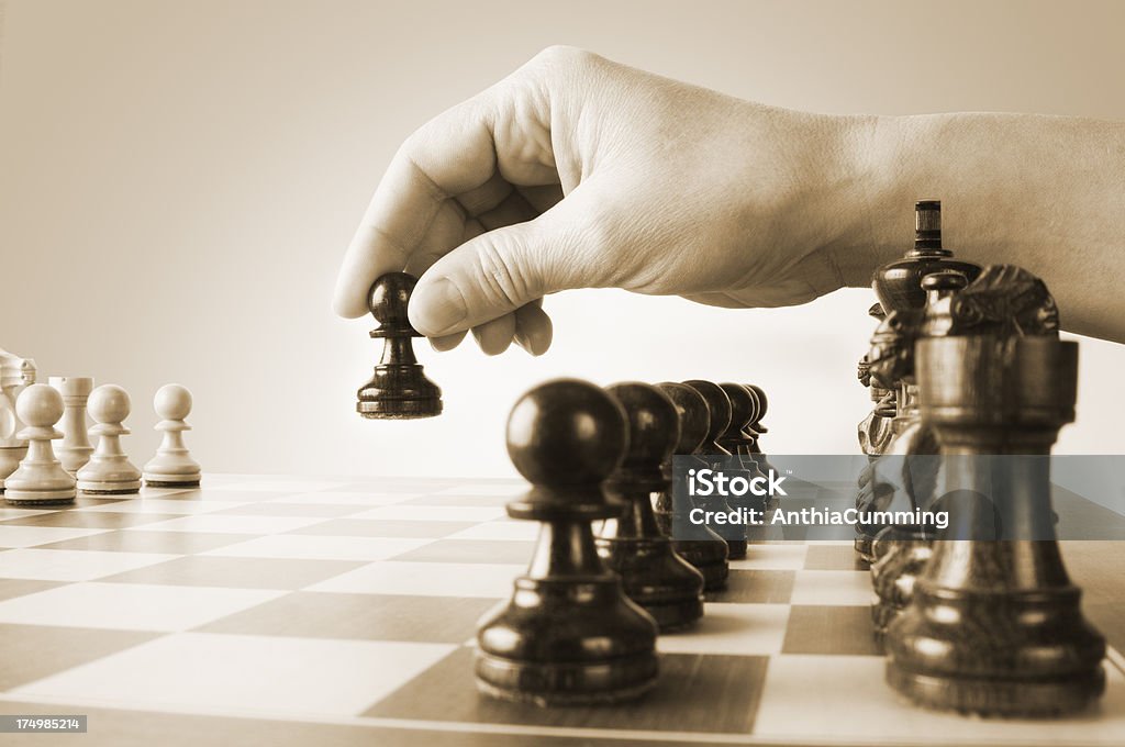 Foto de Mão Movimentos Peão Em Frente Na Abertura De Xadrez Movimento e  mais fotos de stock de Bispo - Peça de xadrez - iStock
