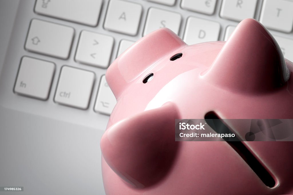Piggy bank em um teclado de computador - Foto de stock de Cofre de porquinho royalty-free