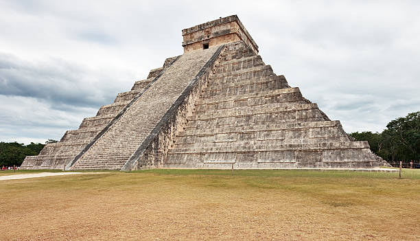 пирамида кукулькана, мексика - directly below low angle view stone staircase стоковые фото и изображения