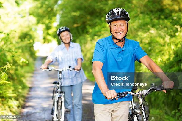 Altes Paar Mit Fahrrädern Im Park Stockfoto und mehr Bilder von Alter Erwachsener - Alter Erwachsener, Radfahren, Senioren - Männer