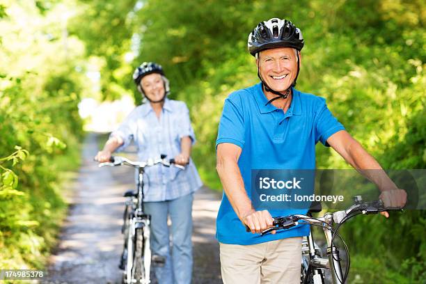 Photo libre de droit de Couple Âgé Avec Vélos Dans Le Parc banque d'images et plus d'images libres de droit de Faire du vélo - Faire du vélo, Femmes seniors, Hommes seniors