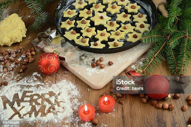 Cottura Natale Biscotti Alle Nocciole - Fotografie stock e altre immagini di A forma di stella - A forma di stella, Ambientazione interna, Attrezzatura