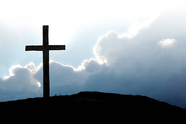 christian cross sur la colline - god landscape majestic cross photos et images de collection