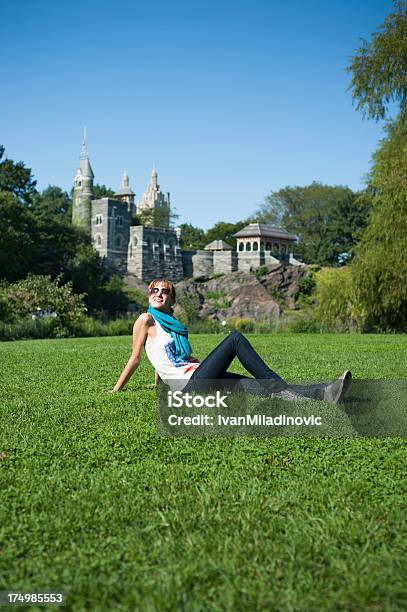 Foto de Mulher Desfrutando No Central Park e mais fotos de stock de Adulto - Adulto, Arquitetura, As Américas