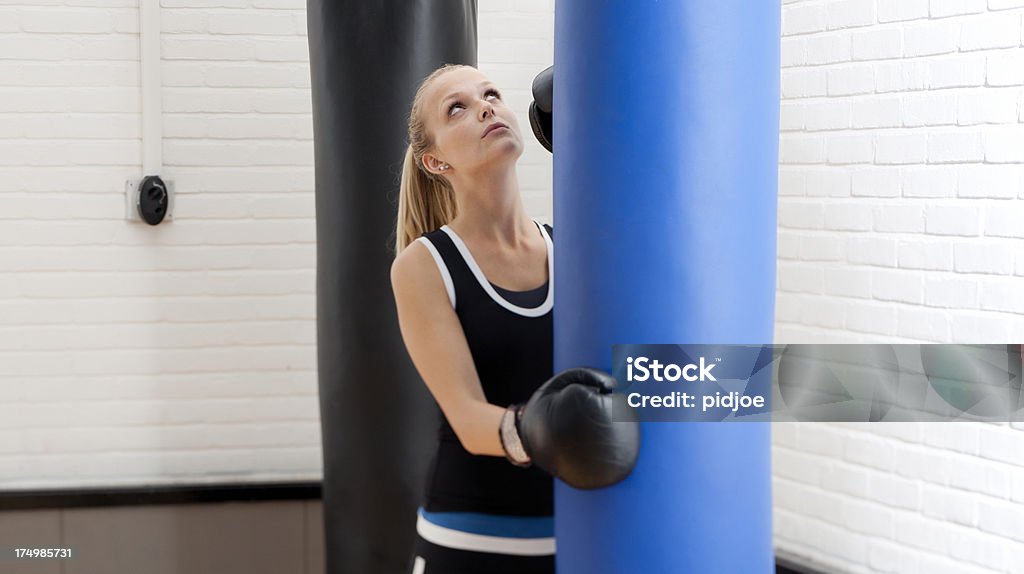 boxer feminino na academia de ginástica - Foto de stock de 20-24 Anos royalty-free