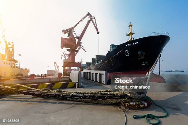 Buque De Carga Foto de stock y más banco de imágenes de Agua - Agua, Ancla - Parte del barco, Anclado