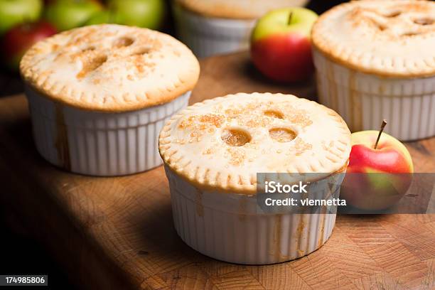Dimensioni Mini Torte Di Apple Singoli - Fotografie stock e altre immagini di Mela - Mela, Piccolo, Stampo da forno