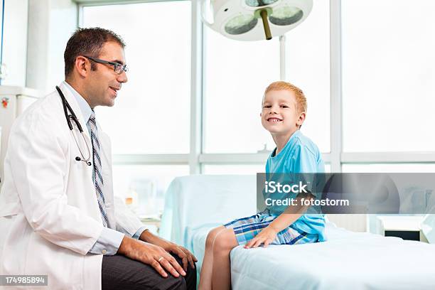 Rapaz Visitar Médico - Fotografias de stock e mais imagens de 4-5 Anos - 4-5 Anos, Adulto, Aluno de Jardim de Infância