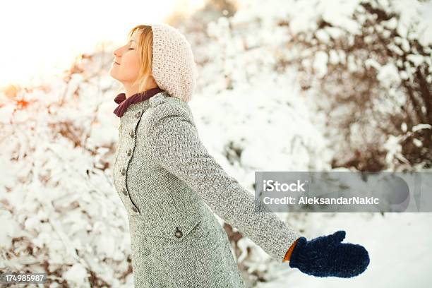 Amoroso El Invierno Foto de stock y más banco de imágenes de Ejercicios de respiración - Ejercicios de respiración, Invierno, Mujeres