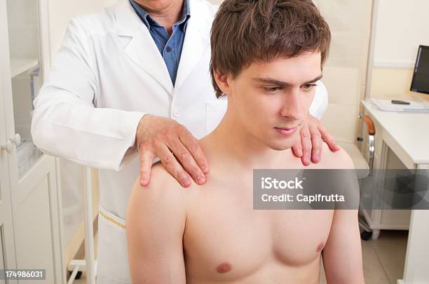 医師の脊椎検査患者の頸椎 - オステオパスのストックフォトや画像を多数ご用意 - オステオパス, オフィス, カイロプラクター