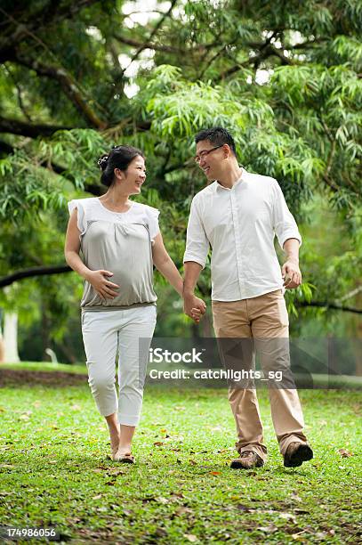 Asian Marito E Moglie Incinta - Fotografie stock e altre immagini di Camminare - Camminare, Incinta, 30-34 anni