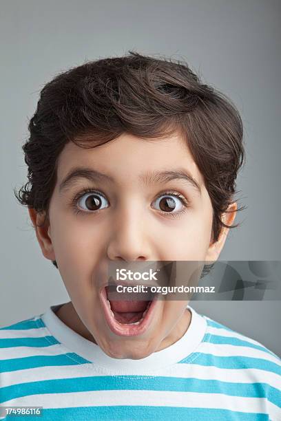 Sorprendido Little Boy Foto de stock y más banco de imágenes de 8-9 años - 8-9 años, Cara humana, Color - Tipo de imagen