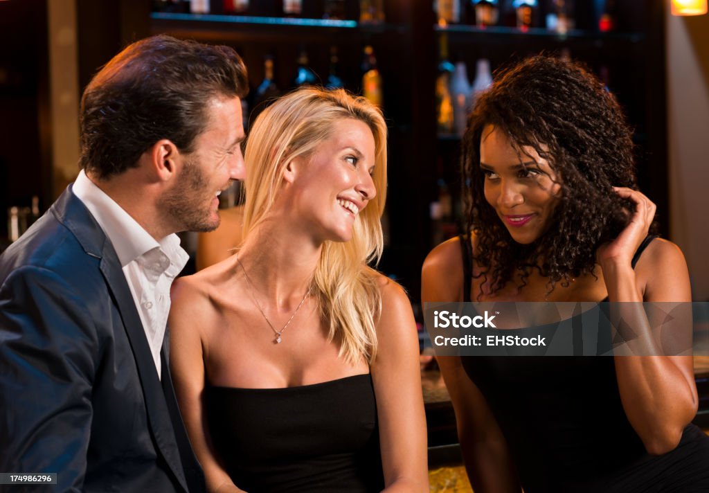 Uomo con donna bere al Bar Martini - Foto stock royalty-free di Adulto