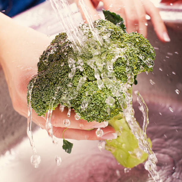 lavado verduras frescas - handful motion blurred motion wet fotografías e imágenes de stock