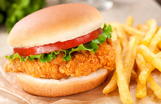 フライドチキンサンドイッチ - chicken sandwich ストックフォトと画像