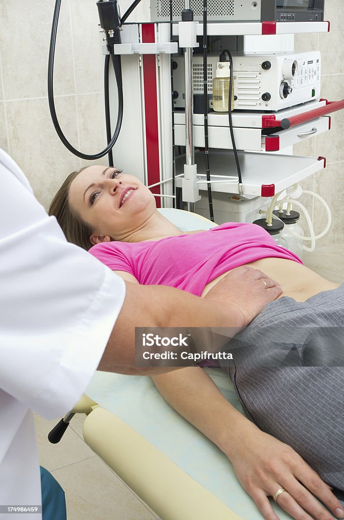 Test di stomaco di giovane medico donna - Foto stock royalty-free di Cistifellea